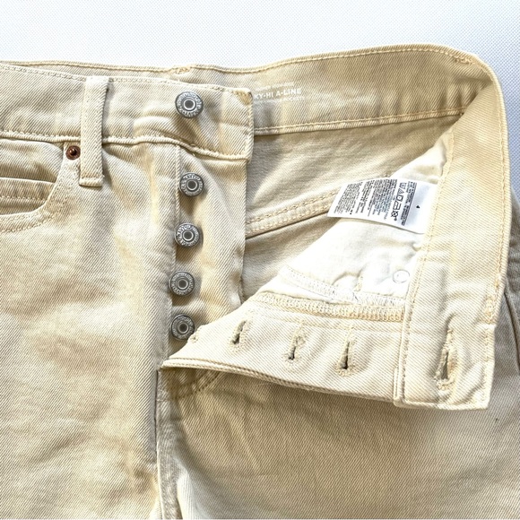 Old Navy Higher High Rise Sky-Hi A-Line Secret Smooth Pocket Jean Short SZ 4 - Picture 3 of 5